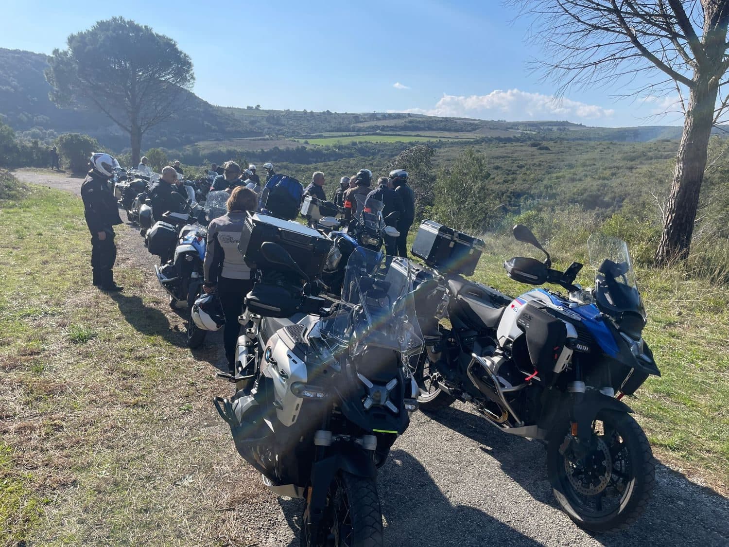 Les motos du club alignées lors d'une pause, face aux collines de l'arrière-pays occitan